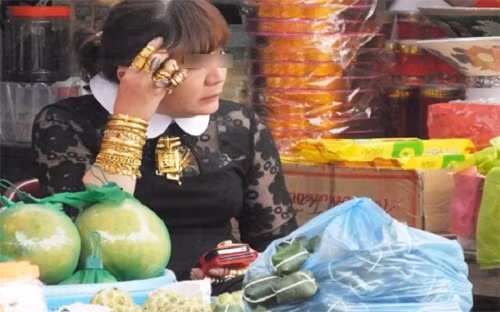 Chị T. chia sẻ, việc đeo nhiều vàng trên người là sở thích, tiền bán hàng được gom góp lại, mua mua vàng về đeo.
