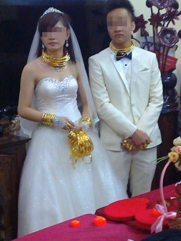Đám cưới dát vàng vốn không phải điều lạ khi hàng loạt các cặp đôi tung hình ảnh ngày cưới với nữ trang tiền tỉ trên người. Trong hình là đám cưới của cặp đôi ở Lạng Sơn, ước tính số lượng vàng trên người cặp đôi này khoảng gần 100 cây vàng (giá trị 3-4 tỷ đồng).