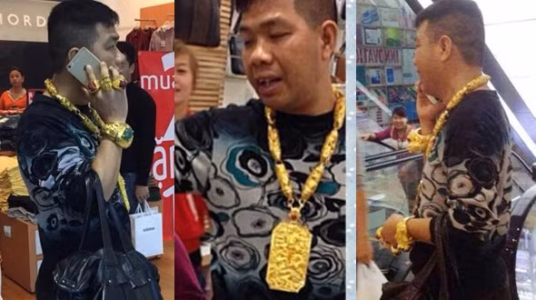 Bộ trang sức "khổng lồ" từ vòng tay, nhẫn đến vòng đeo cổ... cho thấy khối tài sản không hề nhỏ mà đại gia này mang ra ngoài đường.