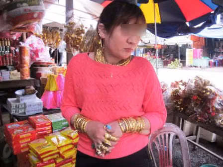 Trên người chị T. chi chít vàng từ cổ, cổ tay, ngón tay, cổ chân, ngón chân đâu đâu cũng thấy toàn là vòng vàng, lắc vàng, nhẫn vàng.