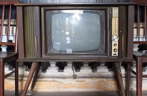 Tivi đen trắng cũng là thứ đồ xa xỉ, chỉ nhà giàu mới có.