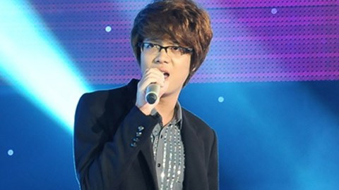 Sở hữu một lượng fan hâm mộ thuộc hàng "khủng" sau khi tham gia chương trình Giọng Hát Việt, nam ca sỹ Bùi Anh Tuấn từng khiến cộng đồng mạng rúng động vì tin đồn chơi ma túy. Ngoại hình gầy gò, cộng với bức hình nam ca sĩ này chụp bức ảnh cận cảnh 1 tờ tiền đôla và 2 vệt đường màu trắng đã gây nên nhiều tin đồn thất thiệt.