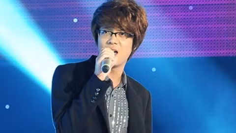 Sở hữu một lượng fan hâm mộ thuộc hàng "khủng" sau khi tham gia chương trình Giọng Hát Việt, nam ca sỹ Bùi Anh Tuấn từng khiến cộng đồng mạng rúng động vì tin đồn chơi ma túy. Ngoại hình gầy gò, cộng với bức hình nam ca sĩ này chụp bức ảnh cận cảnh 1 tờ tiền đôla và 2 vệt đường màu trắng đã gây nên nhiều tin đồn thất thiệt.