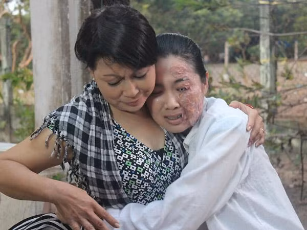 Tin đồn này nhanh chóng được đập tan khi thông tin chính thức tiết lộ đây chỉ là hóa trang cho nhân vật của Lê Khánh trong bộ phim "Bóng tối rực rỡ" của đạo diễn Trần Quang Đại.