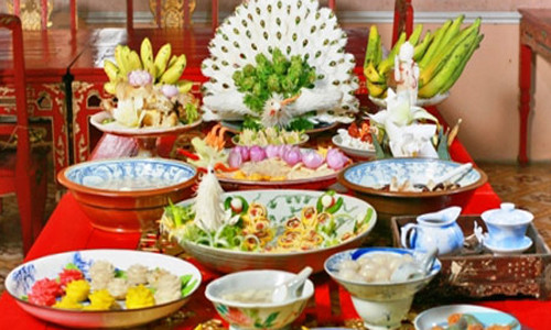 Có những đại gia ở miền Nam thời xưa đã dùng bánh ngọt, trái cây quý mang từ nước ngoài về và sử dụng ly bằng pha lê để uống rượu. Ảnh minh họa.