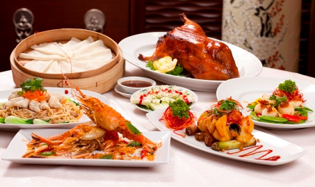 Heo sữa quay trong lò hầm gạch và thịt bò gác treo là hai món đặc sản chỉ nhà giàu mới có. Con heo được tuyển chọn kĩ càng, chỉ nhỏ bằng con thỏ để thịt ngon, mềm và vừa xuất ăn 4 người. Các loại tôm càng lớn, cá nướng trụi phải chế biến cẩn thận, cầu kỳ. Ảnh minh họa