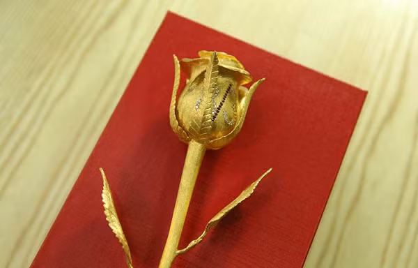 Bên cạnh các mặt hàng hoa tươi đang "lên ngôi" mùa 8/3, các cửa hàng quà tặng cũng không quên tung ra những mặt hàng xa xỉ. Một bông hồng vàng cần tới 55 chỉ vàng, nhiều viên kim cương tự nhiên và đá Ruby đỏ, do một công ty mạ vàng có tiếng ở Hà Nội tung ra dịp này khiến không ít người choáng váng.