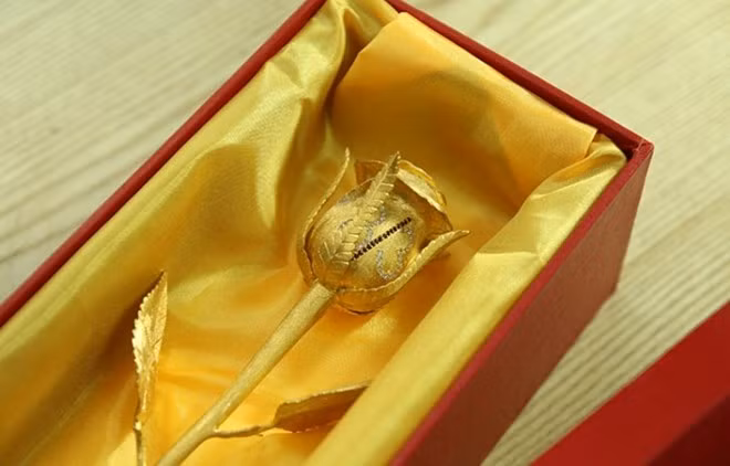 Để sở hữu bông hồng này, khách hàng cần bỏ ra số tiền không ít lên tới 250 triệu đồng.