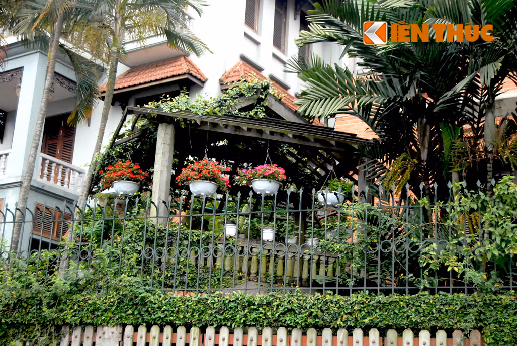 Khá đẹp mắt, căn biệt thự này được gia chủ làm riêng một khu vườn nhỏ, có mái che và treo giỏ hoa.