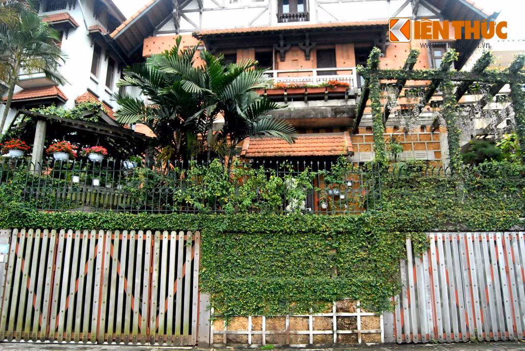 Không chỉ gây choáng ngợp bởi giá trị hàng chục tỷ đồng, các biệt thự này còn thiết kế sân vườn, cảnh quan quanh nhà theo phong cách độc đáo, không đụng hàng.