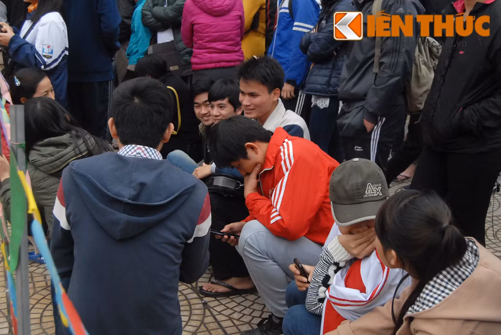 Các lá phiếu được phát cho khách từ 3h30, đến 4h35 sẽ đọc phiếu may mắn. Tuy nhiên, không ít người đã đến chờ phát phiếu từ 2-3h chiều. Khá mệt mỏi, nhiều bạn trẻ ngồi bệt xuống nền sân.