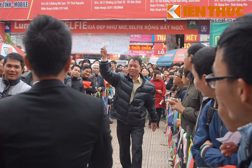 Bác Giang (Hai Bà Trưng - Hà Nội) là khách hàng may mắn đầu tiên mua được chiếc Lumia 435 "siêu" giá rẻ, 435.000 đồng.