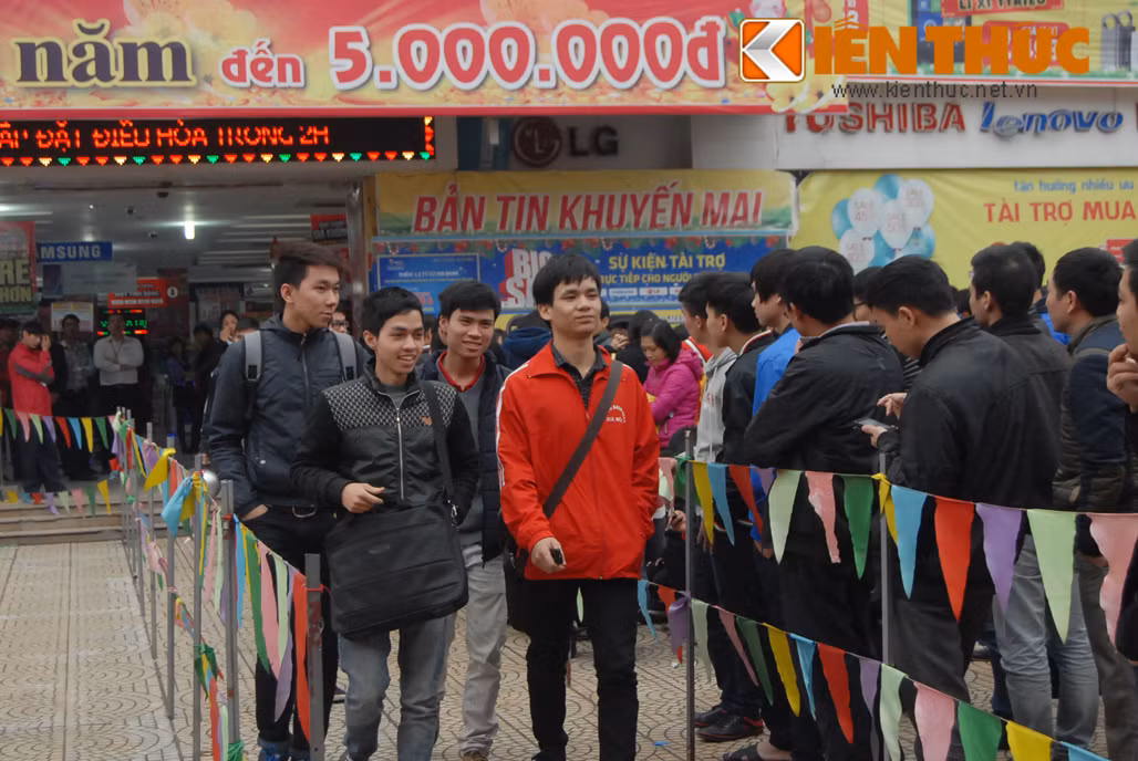 Một số khách hàng khác chọn cách ra ngoài ngồi quá trà đá, chờ đến giờ đọc phiếu.