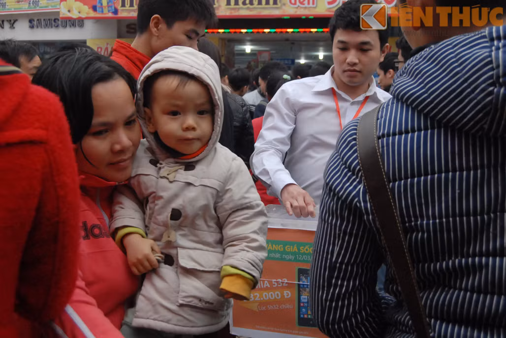 Vì chương trình chỉ diễn ra trong một ngày nên lượng khách kéo đến đông đúc. Nhiều cha mẹ tranh thủ bế con đi "săn" điện thoại giá sốc.