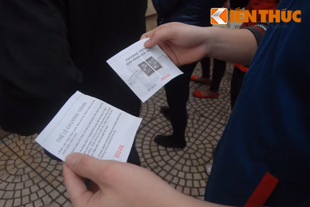 Khách hàng giữ phần phiếu có mục "Thể lệ chương trình" để so mã số.