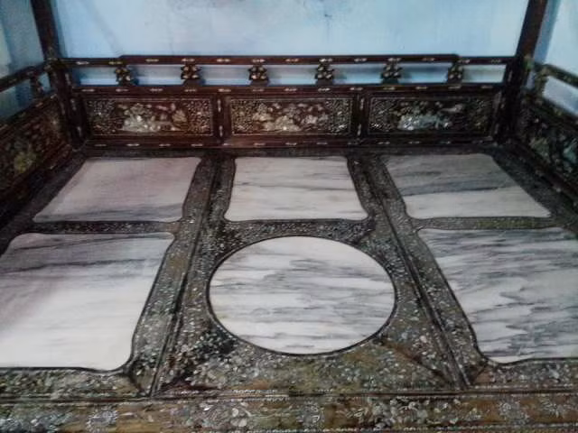 Giường nóng trên mặt giường có 3 miếng gỗ giáng hương ghép lại để dùng vào mùa mưa. Chiếc giường lạnh được lót 6 miếng đá cẩm thạch lớn, dùng vào mùa hè.