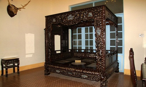 Các đại gia xưa cũng không tiếc tiền bỏ ra để mua sắm đồ nội thất độc lạ nhằm thể hiện đẳng cấp mà đến đại gia ngày nay cũng phải trầm trồ thán phục. Những chiếc giường trong dinh thự nhà giàu thường được làm từ gỗ sưa, gỗ gụ và có thiết kế cầu kỳ.