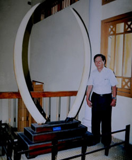 Một chiếc dài 1,9 mét, chiếc còn lại dài 2,2 mét, đây là cặp ngà voi dài nhất Việt Nam. Khi biết cựu phú họ Dương mua được cặp ngà voi "khủng", công tử Bạc Liêu từng cho người lên Cần Thơ đánh tiếng hỏi mua lại với giá gấp đôi nhưng không được. Trong hình là ông Dương Minh Hiển (hậu duệ đời sau của dòng họ) bên cặp ngà voi, hiện được trưng bày tại bảo tàng Lịch sử TP HCM.