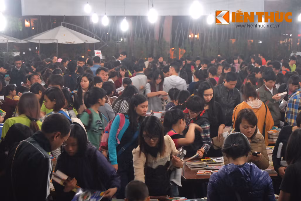 Bạn Thanh Hà (sinh viên đại học Thăng Long) cho biết: "Nhiều người đến đây vì có thể tiết kiệm khá nhiều tiền, cùng bỏ ra một số tiền nhưng có thể mua được gấp đôi số sách. Mình chọn được 10 cuốn mà chỉ mất hơn 300.000 đồng".