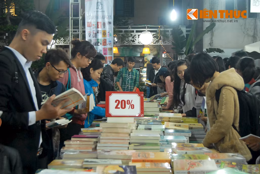 Mặc dù đây là cơ hội tốt để mua sách, nhưng nhiều khách hàng cũng than phiền về việc quá đông người, khiến việc mua sắm bất tiện. Chị Phương Thảo (nhân viên hành chính) chia sẻ: "Mình cho con nhỏ đến để chọn sách, không ngờ tối muộn mà cả khu vẫn chật cứng, chọn vội vàng được 2 cuốn rồi hai mẹ con đành quay về vì không chen được".