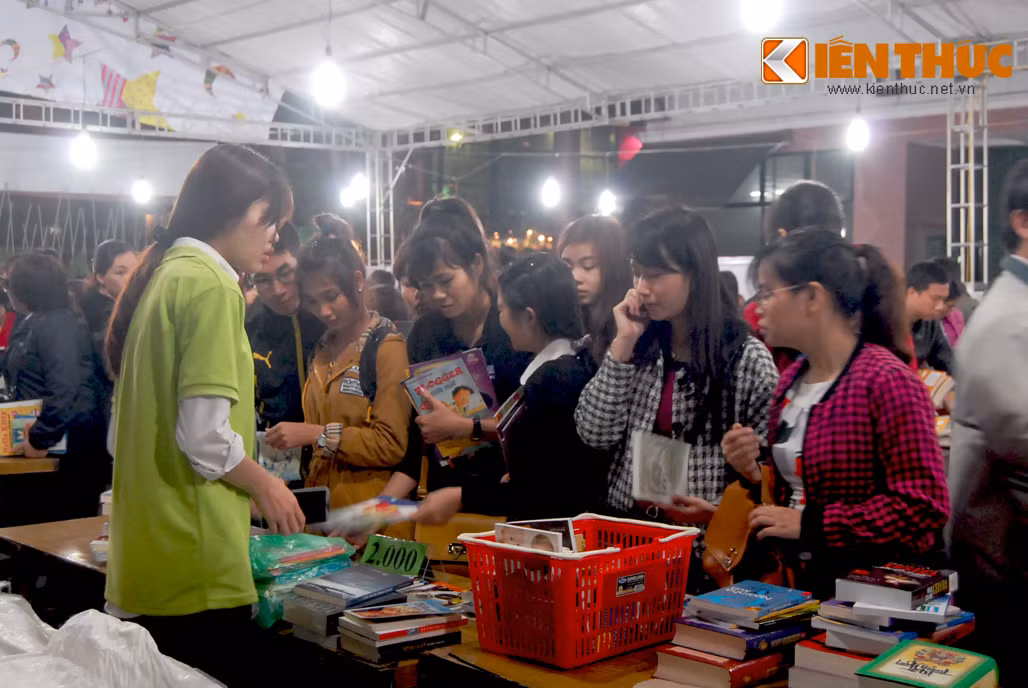 Gian hàng 2.000 đồng/cuốn thu hút nhiều khách hàng trẻ tuổi.