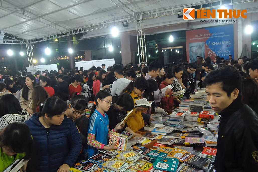 Các gian hàng chật cứng người chen lấn, ai cũng muốn nhân cơ hội "vàng" mua thật nhiều sách.