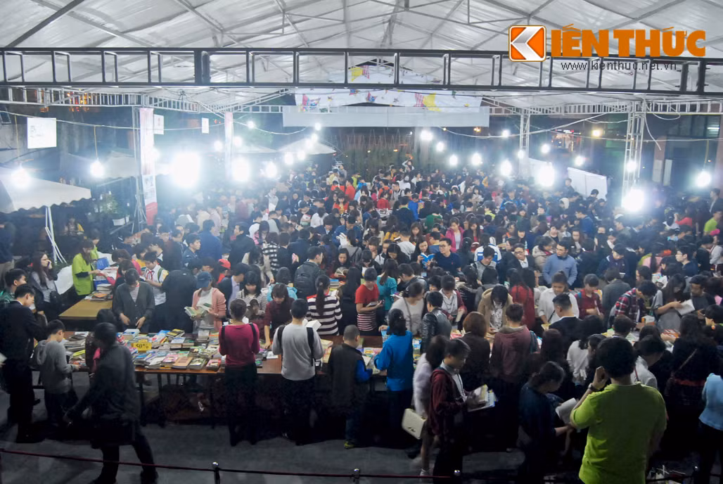 Trong khuôn khổ chương trình Hội sách mùa xuân 2015 được tổ chức tại Bảo tàng Phụ nữ Việt Nam (Lý Thường Kiệt - Hà Nội), hàng nghìn đầu sách, thuộc các lĩnh vực văn hóa, kinh tế, mỹ thuật.... được bày bán với mức giá siêu "mềm", thu hút hàng trăm lượt khách đến mua sắm.