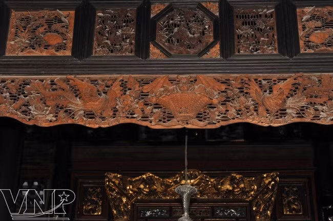 Rèm gỗ trước gian thờ nhà cổ của dòng họ Dương ở Cần Thơ được chạm khắc rất cầu kỳ hình con vật, hoa cỏ với nhiều ý nghĩa phong thủy.