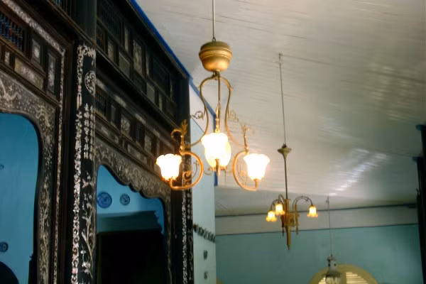 Dòng họ Lê Công giàu có ở vùng Châu Đốc (An Giang) xây dựng phủ thờ hiện còn lưu giữ nhiều giá trị quý. Ngoài tuổi thọ hàng trăm năm, phủ còn nguyên vẹn nhiều nội thất cổ xưa. Trên trần nhà ở phòng khách treo một loạt 6 cây đèn chùm pha lê sản xuất tại Pháp. Ảnh: Lâm Văn Sơn.