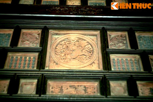 Nhiều tranh điêu khắc đặt trong khung kính, tạo điểm nhấn khác biệt cho ngôi nhà.