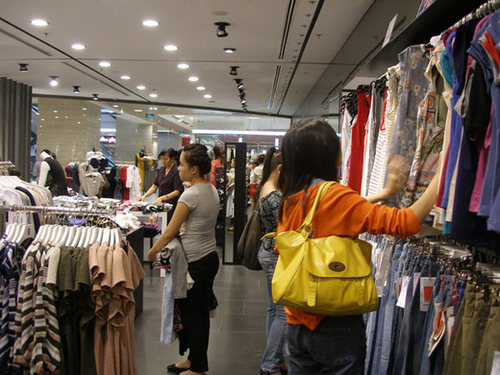 Ngoài ra, khi mua hàng với hóa đơn từ 700.000 đồng, khách hàng có cơ hội tham gia rút thăm may mắn trúng một trong hai chuyến đi Singapore dành cho một người.