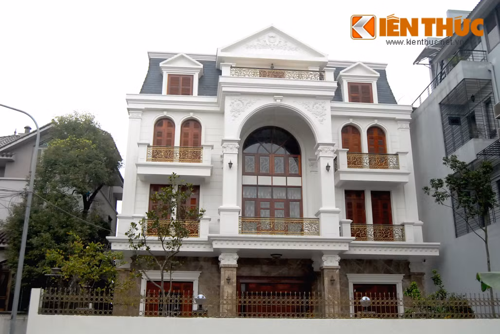 Không chỉ gây choáng ngợp bởi giá trị hàng chục, hàng trăm tỷ đồng, những ngôi biệt thự của đại gia ở đây hút mắt với thiết kế sang trọng, độc đáo. Căn biệt thự này có hàng lan can uốn, màu vàng đẹp mắt.