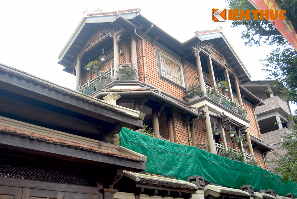 Chú Minh (một người bán hàng sống gần đây) cho biết: "Ngày nào đi qua đây tôi cũng ngắm biệt thự vì nó lạ hơn nhiều nhà khác. Từ cổng, hàng rào... đều chọn gỗ quý, nhìn chắc chắn, gia chủ hẳn là người chịu chơi lắm".