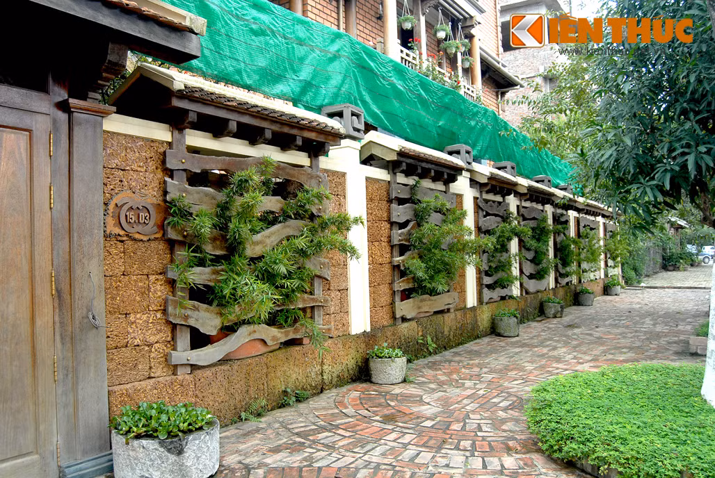 Hàng rào đá ong và nan gỗ, trồng xen kẽ cây xanh đẹp mắt.