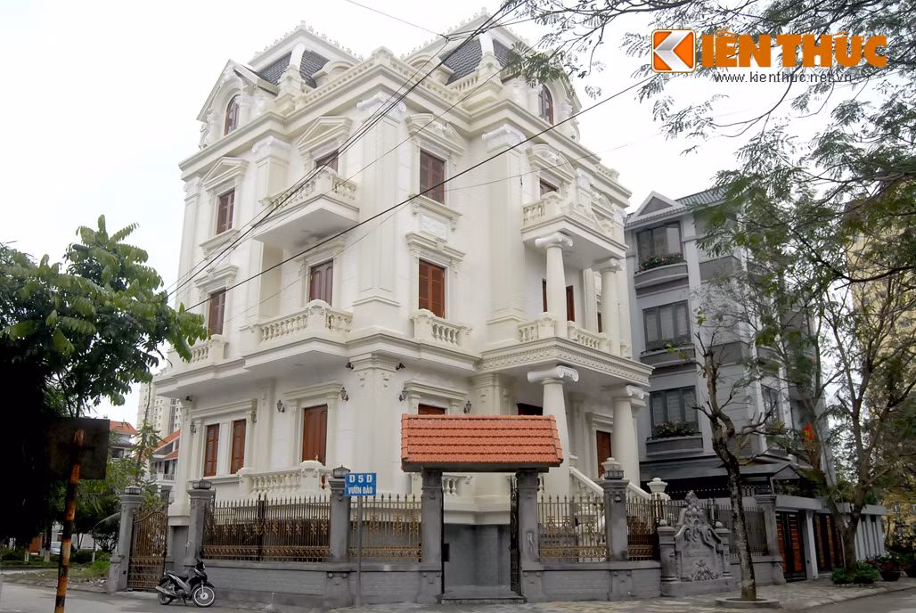 Hào nhoáng không kém, một căn biệt thự mới "mọc" trong khu Vườn Đào ước tính giá trị cả trăm tỷ đồng.