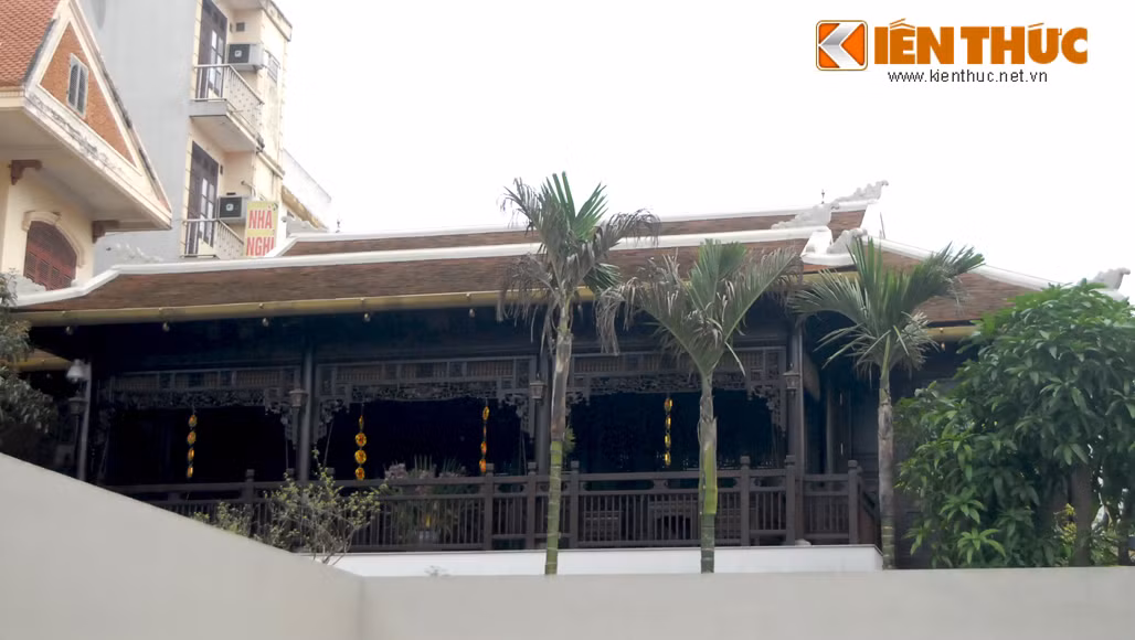 Cũng chọn phong cách kiến trúc Á đông, căn nhà phảng phất dấu ấn nhà rường trở nên nổi bật trong khu vườn Đào. Theo nhân viên bảo vệ tại đây, chủ nhân ngôi nhà là người Huế, bởi vậy đã chọn các nét kiến trúc đặc trưng của vùng đất này để làm nhà.