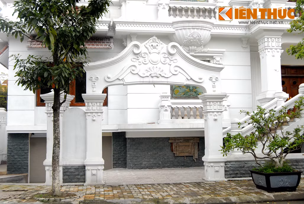 Cổng biệt thự thiết kế đặc biệt, tổng hòa nhiều nét kiến trúc khác nhau, công trình cho thấy sự giàu sang, quý phái của gia chủ.