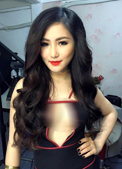 Trang phục gợi cảm quá đà khoe đường cong cơ thể của Hương Tràm từng khiến cô ca sĩ này không ít lần gặp cảnh lao đao. Quán quân Giọng hát Việt từng bị phạt và cấm diễn tại Hà Nội vì mặc váy hở hang lộ nội y khi biểu diễn.