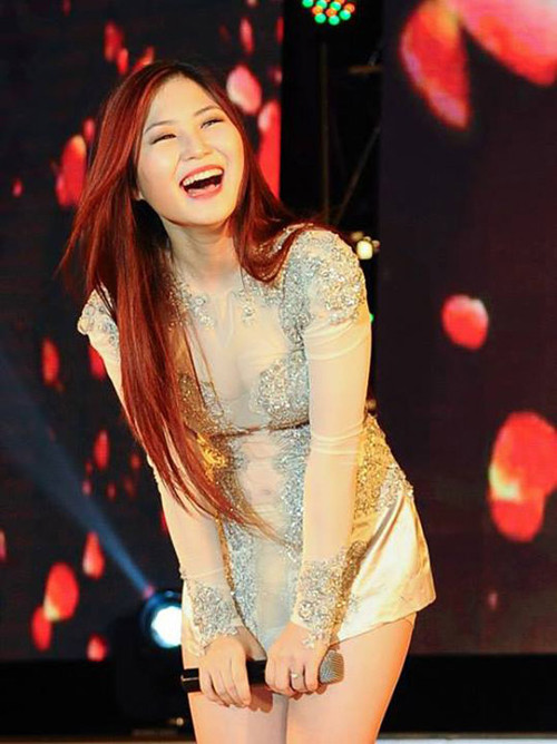 Chiếc váy trong suốt, ôm sát cơ thể và ngắn hết mức có thể đã "phản chủ" khi không mang lại vẻ gợi cảm cho nữ ca sĩ, trái lại, nó khiến cô trông phản cảm trong mắt khán giả.