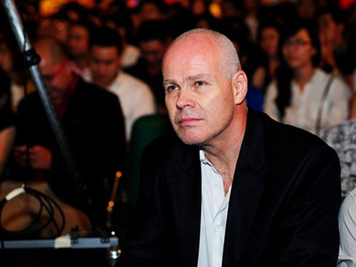 Nhiều người cho rằng đẳng cấp "xài" hàng hiệu "khủng khiếp" hiện nay của Thu Minh một phần nhờ nữ ca sỹ được người chồng ngoại quốc chiều chuộng, lại là một đại gia kiếm tiền như nước. Chồng của Thu Minh tên Otto (quốc tịch Hà Lan) là ông chủ lớn trong lĩnh vực kinh doanh.