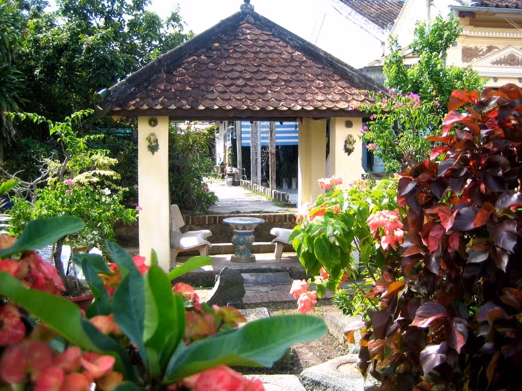 Hầu hết các loại hoa cảnh, cây trồng trong sân vườn đều được gia chủ chọn lựa kỹ càng, mua từ nhiều vùng khác nhau về trồng. Đây là nơi gia chủ nghỉ ngơi và tụ họp bạn bè cùng làm thơ, đàm luận. Ảnh: Ngọc Võ