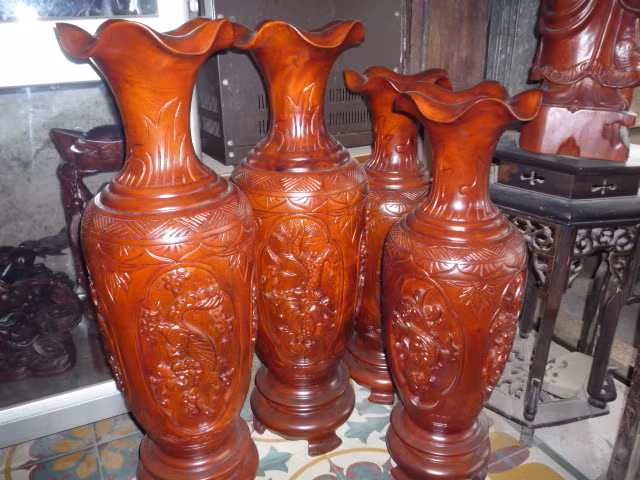 Với những gốc xà cừ lớn, có thể chế tác thành bộ lục bình (cao 100 - trên 120cm), với nhiều chi tiết trang trí hình long, ly, quy, phụng... mức giá dao động từ 7- trên 10 triệu đồng. Anh Thái (chủ showroom đồ gỗ mỹ nghệ Đê La Thành - Hà Nội) cho biết: "Mặc dù chất gỗ tốt song đồ mỹ nghệ từ gỗ xà cừ không được dân chơi đồ gỗ chuộng lắm, chủ yếu họ chọn gỗ hương, gỗ lim".