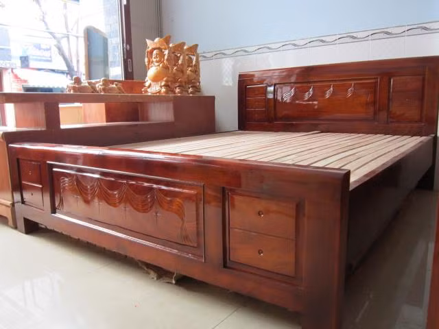 Giá giường gỗ xà cừ trên thị trường dao động từ 3 - trên 4 triệu đồng.