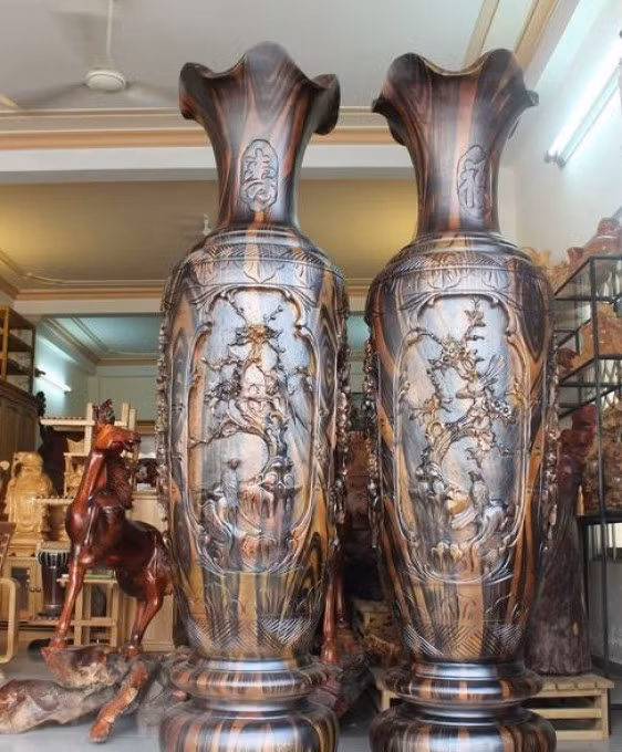 Theo chủ cửa hàng đồ thủ công mỹ nghệ (Đê La Thành - Hà Nội): "Với xà cừ thớ gỗ đẹp, chắc, tuổi thọ lâu năm, cặp lục bình thường có giá trên 20 triệu đồng".