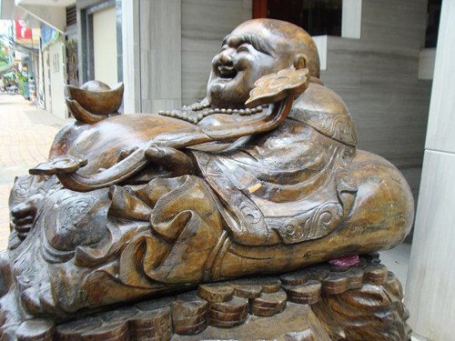 Cần tới sáu người thợ lành nghề và hai năm chế tác để hoàn thành bức tượng gỗ này. Ông Thuấn từng chia sẻ dù có trả giá bạc tỷ cũng không bán pho tượng.