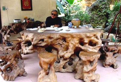 Nhiều người từng choáng váng khi đại gia Đức "gấu" (Lương Sơn- Hòa Bình) "bứng" được gốc gỗ hương cổ thụ thuộc hàng xưa nay hiếm có, hàng ngàn năm tuổi ở nơi hiểm trở nhất của đại ngàn Tây Bắc.