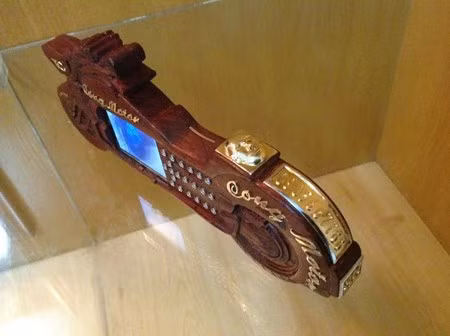 Chiếc điện thoại mang dáng dấp chiếc motor Honda Valkyrie Run - mẫu xe mà chủ nhân yêu thích. Toàn bộ phần thân máy được làm bằng gỗ sưa. Bên trong thân gỗ là chiếc điện thoại Nokia để không quá mất nhiều diện tích của các chi tiết khác. Các chi tiết trang trí trên máy đều bằng vàng.