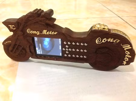 Đại gia Công mô tô từng được nhiều người biết đến với thú chơi mô tô "khủng". Ngoài ra, đại gia Sài Thành đã kỳ công trong sáu tháng để chế tác chiếc điện thoại làm bằng gỗ sưa trị giá 200 triệu đồng.