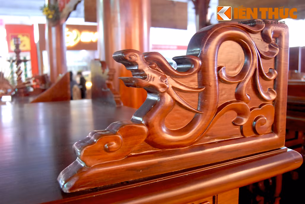 Chất liệu gỗ như gỗ hương, gỗ nụ được chế tác kỳ công và tinh xảo vì thế mức giá không hề rẻ.