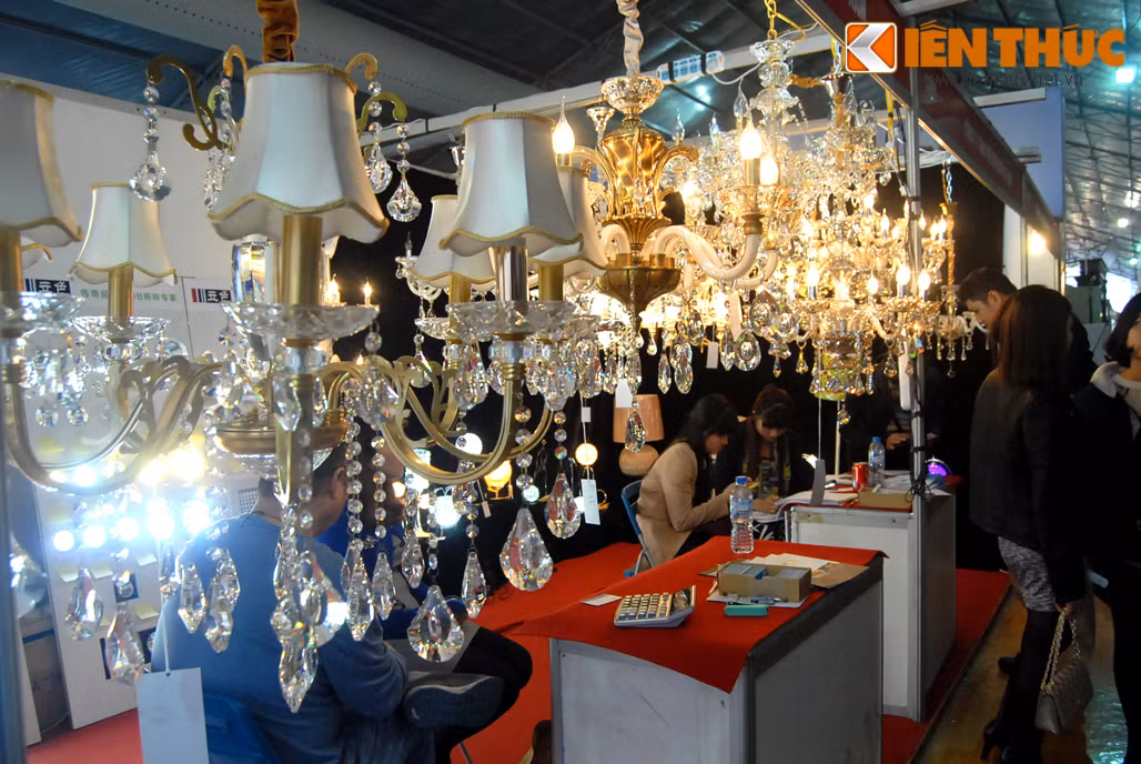 Trong khuôn khổ triển lãm Vietbuild đang diễn ra ở Hà Nội, người xem được mục sở thị những sản phẩm vật liệu xây dựng, đồ nội thất mới rất đắt đỏ. Tại đây, nhiều bộ đèn chùm pha lê được khách hàng chọn mua có giá từ 30 đến trên 100 triệu đồng.